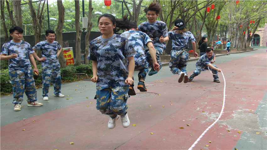 一加地產(chǎn)江門(mén)色色環(huán)球影城基地團(tuán)隊(duì)拓展訓(xùn)練順利進(jìn)行