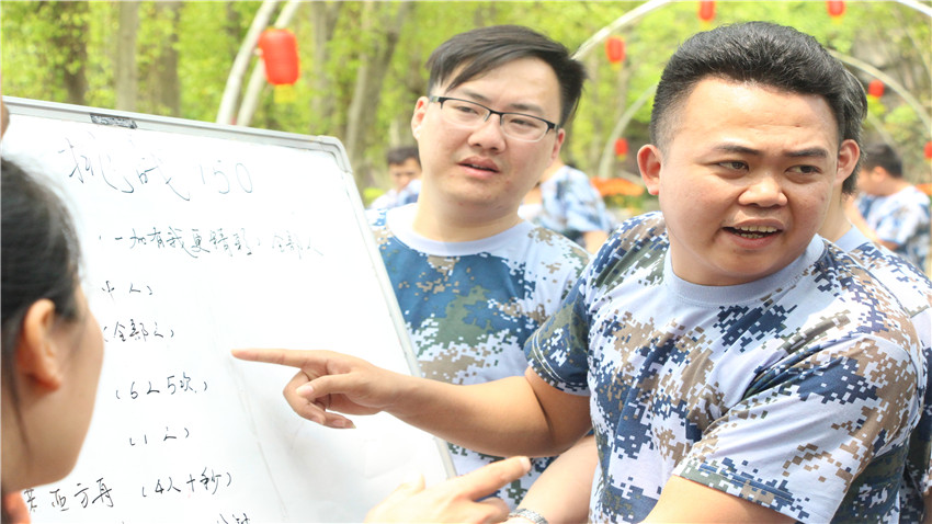 一加地產(chǎn)江門(mén)色色環(huán)球影城基地團(tuán)隊(duì)拓展訓(xùn)練順利進(jìn)行