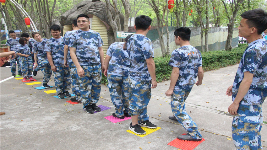 一加地產(chǎn)江門(mén)色色環(huán)球影城基地團(tuán)隊(duì)拓展訓(xùn)練順利進(jìn)行