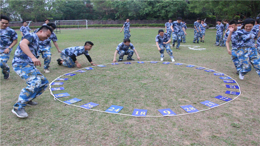 一加地產(chǎn)江門(mén)色色環(huán)球影城基地團(tuán)隊(duì)拓展訓(xùn)練順利進(jìn)行